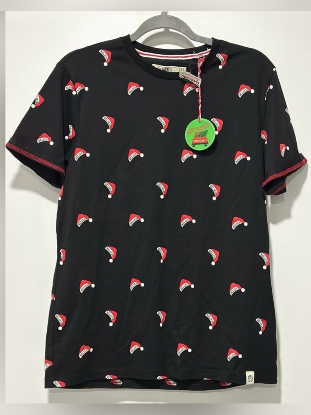 🎅 Free Planet Men’s Christmas Santa Hat Graphic T-Shirt – Size Small – NWT